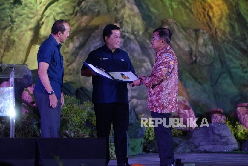 Malam Apresiasi Inasgoc. Wakil Presiden Jusuf Kalla (kanan) menyerahkan piagam penghargaan kepada Ketua Inasgoc Erick Thohir (tengah) saat malam apresiasi Inasgoc di Jakarta, Selasa (18/12) malam.