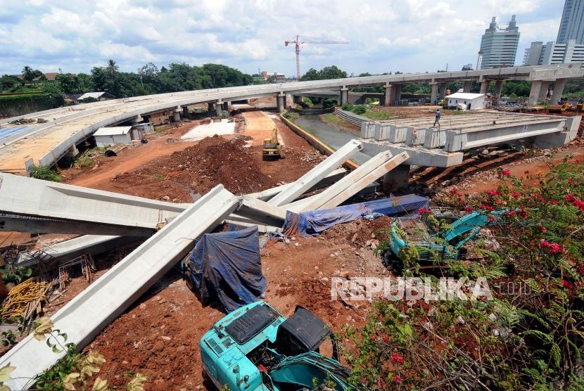 Kondisi girder proyek pembangunan tol Antasari-Depok yang roboh di Jalan Pangeran Antasari, Cilandak, Jakarta Selatan, Selasa (2/1).