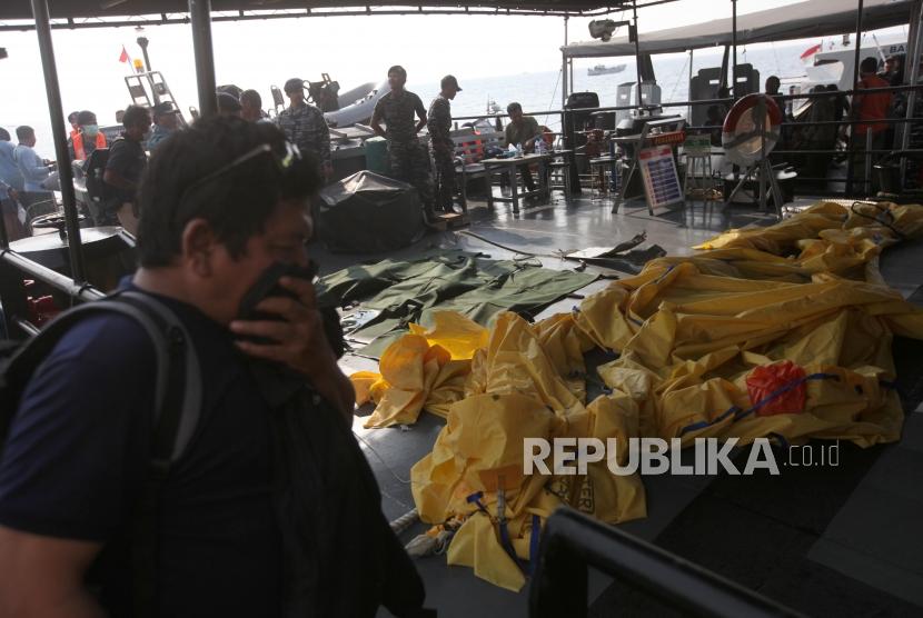 KRI Sikuda warship carries bodies of victims of the crash of Lion Air JT 610 plane and the aircraft debris, West Java, Thursday (Nov 1).