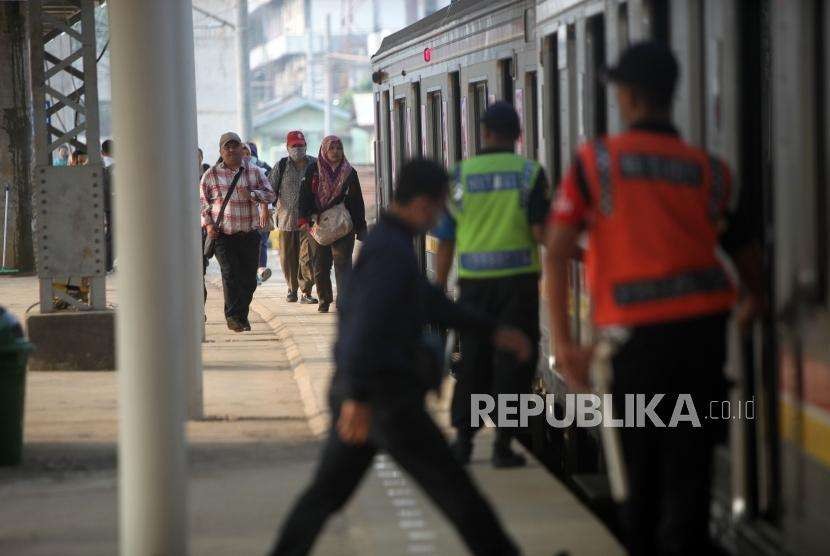 Penumpang melintas diperon 8 saat menaiki kereta KRL di Stasiun Manggarai, Jakarta, Senin (13/8).