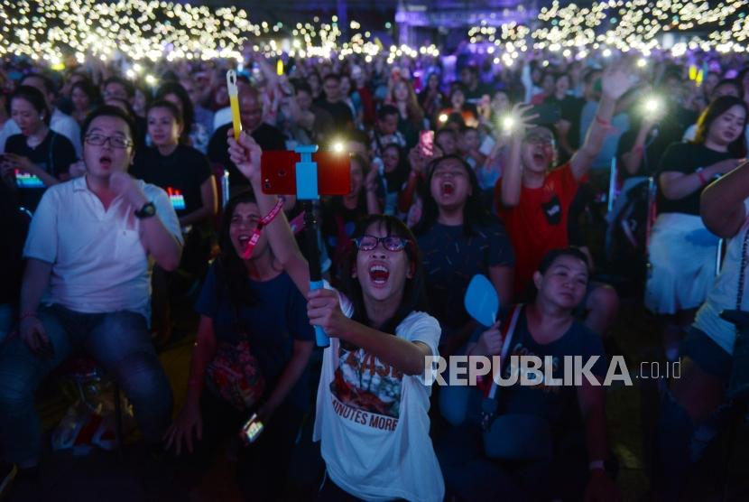 Sejumlah penonton saat melihat penampilan Penyanyi asal Inggris, Ed Sheraan pada konser. ilustrasi