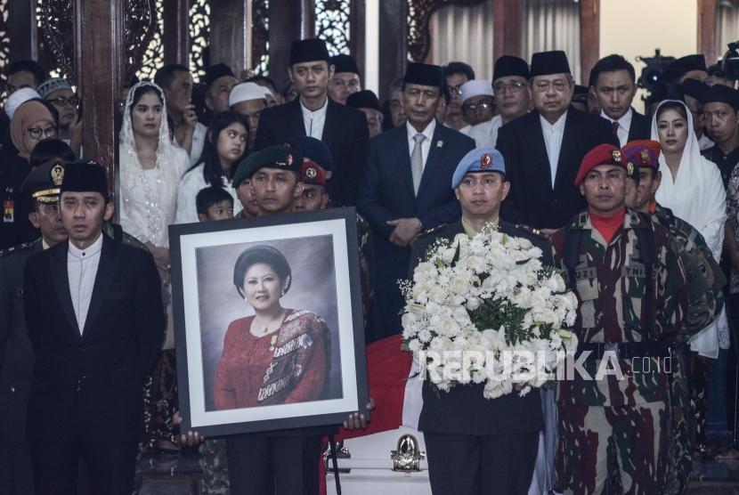 Upacara Pelepasan Jenazah Ani Yudhoyono. Personil TNI membawa peti jenazah almarhumah Ani Yudhoyono saat upacara pelepasan militer di Cikeas, Bogor, Jawa Barat, Ahad (2/5).