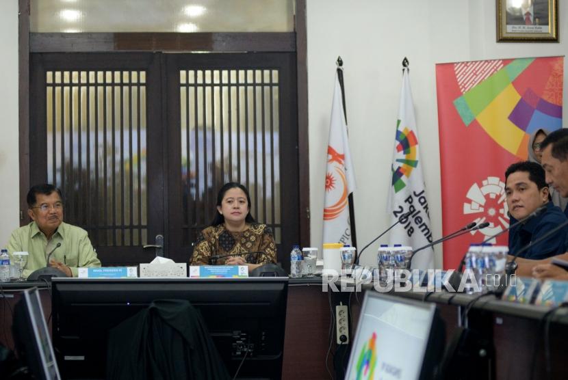 Wakil Presiden RI Jusuf Kalla bersama Menko PMK Puan Maharani (tengah) dan Ketua Pelaksana Asian Games 2018 Erick Thohir (kiri) bersiap mengikuti Rapat Koordinasi (Rakor) di Gedung INASGOC, Jakarta, Senin (19/2).