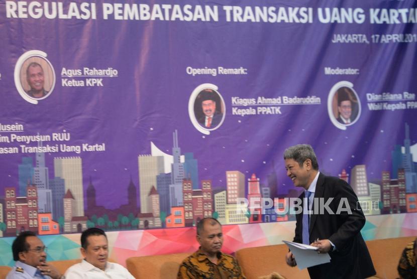 Deputi Gubernur BI Erwin Riyanto (kanan) bersiap memberikan paparan saat Diseminasi RUU Tentang Pembatasan Transaksi uang kartal di Gedung PPATK, Jakarta, Selasa (17/4).