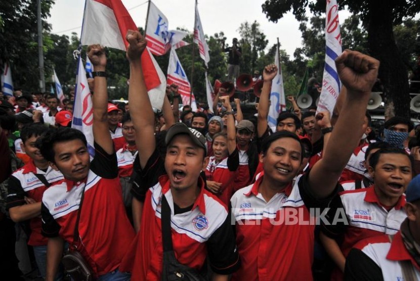 Demo Buruh. Sejumlah massa yang tergabung dalam koalisi buruh melakukan unjuk rasa di depan Balai Kota DKI Jakarta. (Ilustrasi)