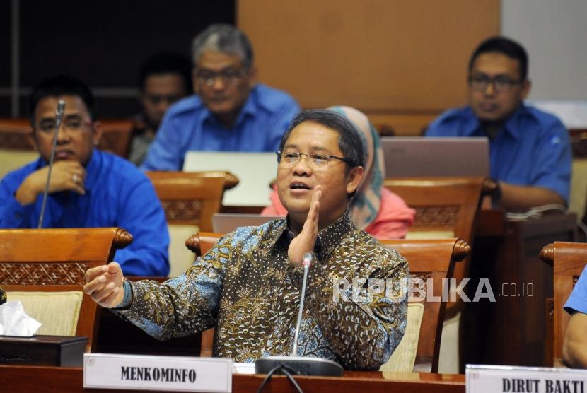 Menteri Komunikasi dan Informatika Rudiantara memberikan paparan saat rapat kerja dengan Komisi I DPR di Kompleks Parlemen, Senayan, Jakarta, Rabu (23/5).