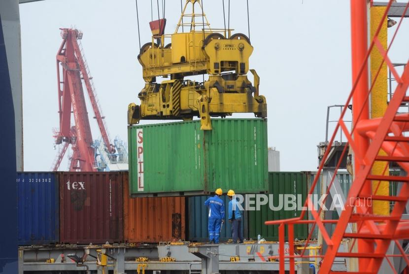 Aktivitas bongkar muat peti kemas di Pelabuhan Tanjung Priok, Jakarta.