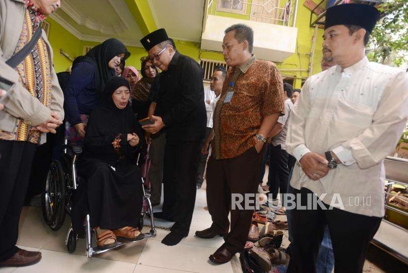Sekjen PDIP Hasto Kristyanto (tengah) berbincang dengan istri almarhum salah satu pendiri Partai Keadilan Sejahtera Yusuf Supendi, Umi Widhiyani (kedua kiri), usai melayat  di Pekayon, Pasar Rebo, Jakarta Timur, Jumat (3/8).