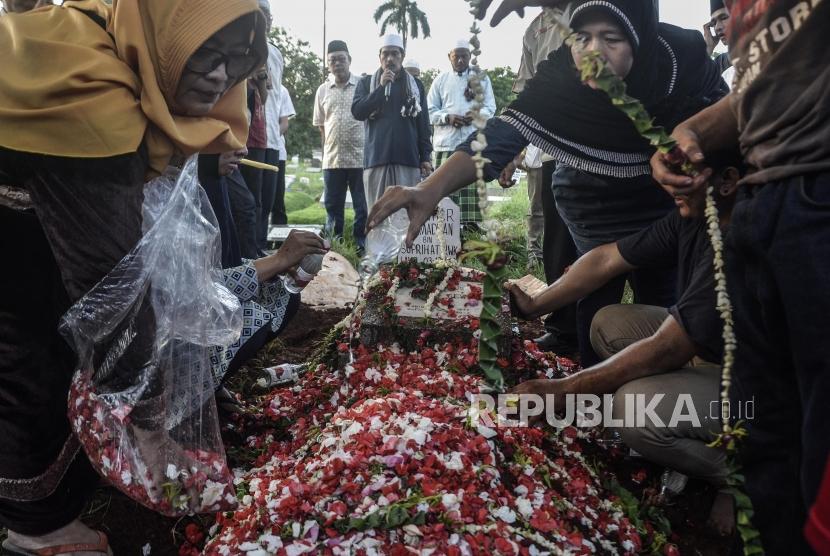 Pemakaman Korban Kerusuhan di Tanah Abang.Sejumlah keluarga Widianto R Ramadhan (18) korban kerusuhan di tanah abang saat tabur bunga di pemakaman Karet Bivak, Jakarta Pusat, Rabu (22/5).