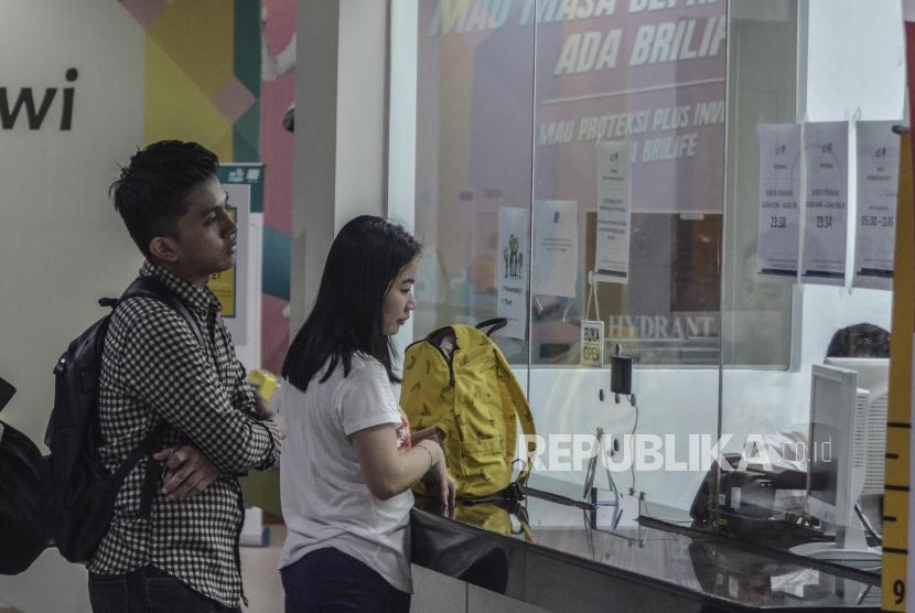 Sejumlah masyarakat membeli tiket MRT (Mass Rapid Transit)  di stasiun Dukuh atas, Jakarta Pusat.