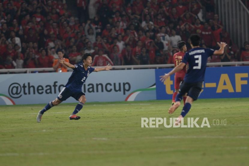 Pemain bertahan Jepang Higashi Shunki  merayakan gol saat berhasil memasukan bola ke gawang Indonesia yang dijaga M Riyandi  dalam babak perempat final Piala Asia U-19 di Stadion Utama Gelora Bung Karno, Senayan, Jakarta, Ahad (28/10).