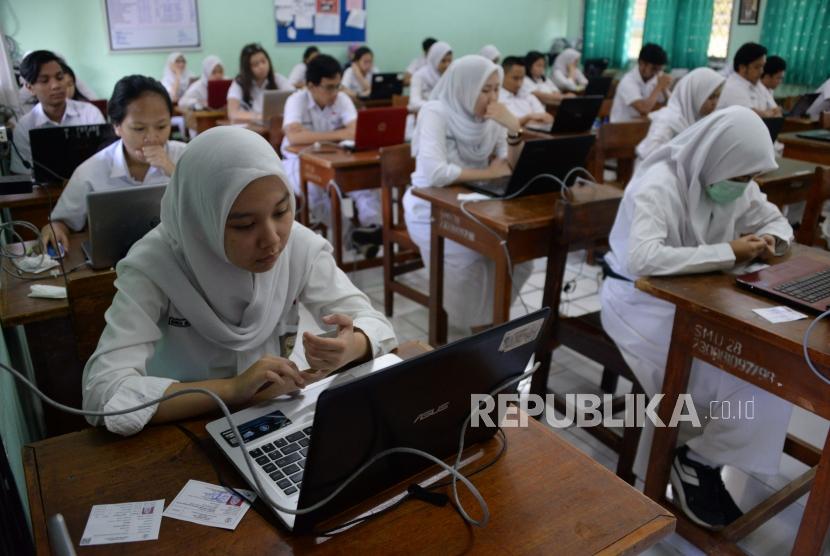 Sejumlah Siswa mengikuti Ujian Nasional Berbasis Komputer (UNBK) di Sekolah Menengah Atas Negeri (SMAN) 28 Jakarta, Senin (1/4).