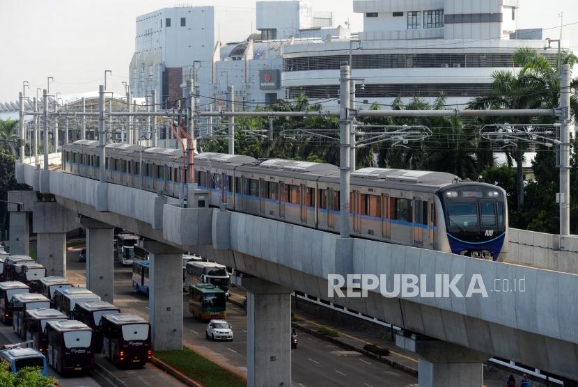 Kereta MRT melintas saat uji coba publik pengoperasian MRT fase I Koridor Lebak Bulus-Bundaran HI di Jakarta, Rabu (13/3).