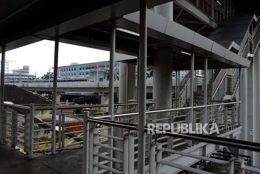 Kereta MRT melintas di dekat jembatan penyeberangan orang Halte CSW, Kebayoran Baru, Jakarta. Pemerintah Provinsi DKI akan membangun jembatan penyeberangan untuk menghubungkan halte Transjakarta CSW dan Stasiun MRT ASEAN.