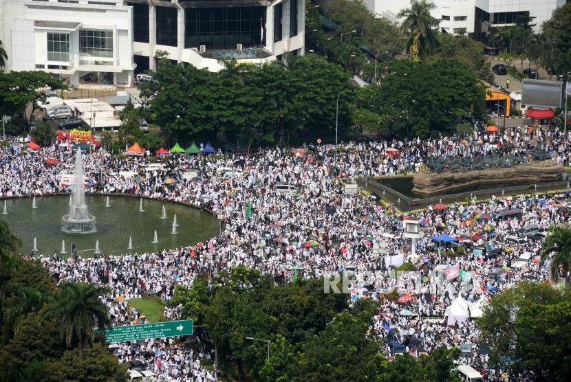 Sejumlah massa dari berbagai organisasi islam  memenuhi kawasan patung kuda reuni aksi 212 di Lapangan Monumen Nasional, Jakarta, Ahad, (2/12).