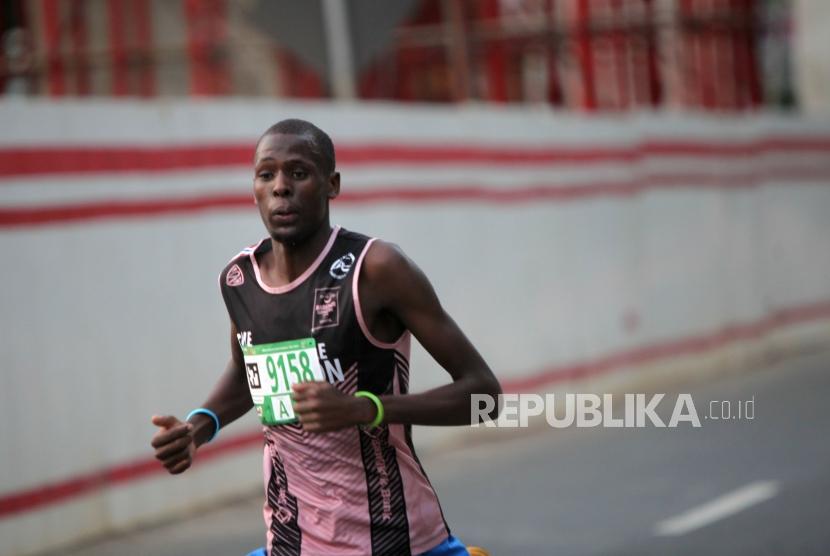 Seorang peserta dari Negara Kenya berlari saat mengikuti Milo Internasional Run 10K di Kawasan Rasuna Epicentrum, Jakarta pada 2019 (ilustrasi). Tahun ini Milo menggelar lomba lari virtual karena pandemi Covid-19.