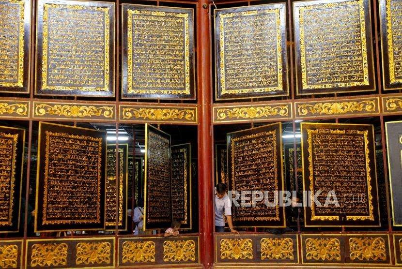 Wisata Religi Palembang. Warga melihat AlQuran kayu di Museum AlQuran Raksasa, Gandus, Palembang, Senin (27/8).