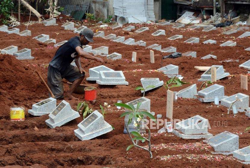 Sejumlah petugas menyiapkan makam baru untuk menguburkan jenazah di TPU Kumpi Saribah, Limo, Depok, Jawa Barat.