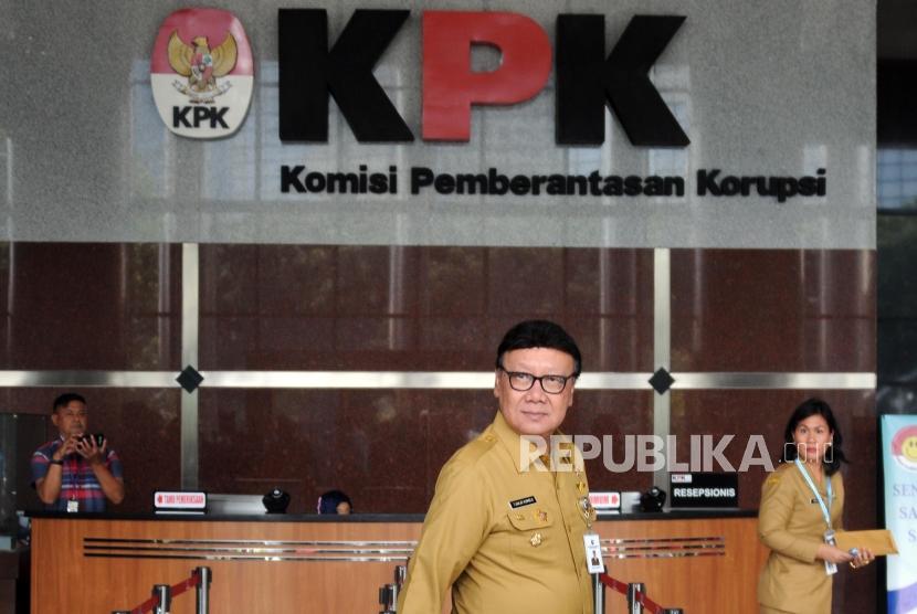 Menteri Dalam Negeri Tjahjo Kumolo (tengah) saat tiba di Gedung KPK, Jakarta, Senin (26/2).