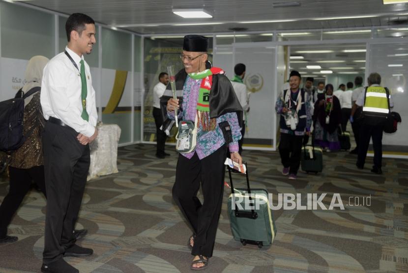 Sejumlah calon jamaah haji membawa koper usai mencoba fasilitas fast track pada acara pelepasan jamaah haji Indonesia asal DKI Jakarta di Bandara Internasional Soekarno Hatta, Tangerang, Ahad (7/7).