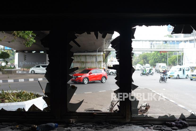 ondisi bangunan pos polisi bundaran slipi yang hangus terbakar pasca aksi demo pelajar tolak UU KPK hasil revisi dan RKUHP di kawasan Petamburan, Jakarta, Kamis (26/9/2019).