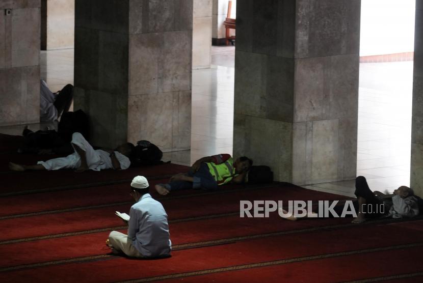 Tauhid merupakan fondasi penting bagi anak-anak kita.  Umat Muslim beribadah di Masjid Istiqlal, Jakarta, Kamis (17/5).(Republika/Putra M. Akbar)