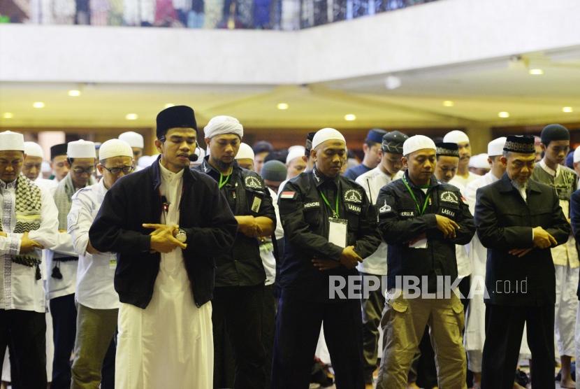 Qori Muda Muzammil Hasballah memimpin Shalat Maghrib dalam acara Dzikir Nasional 2018 di Masjid At-Tin Jakarta Timur, Senin (31/12).