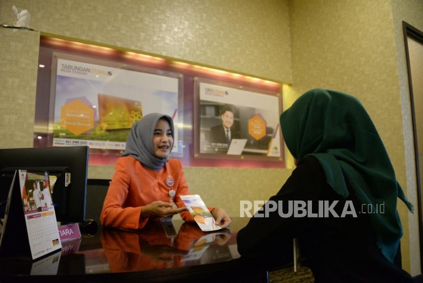 Petugas melayani nasabah di Bank Mega Syariah, Jakarta beberapa waktu lalu.