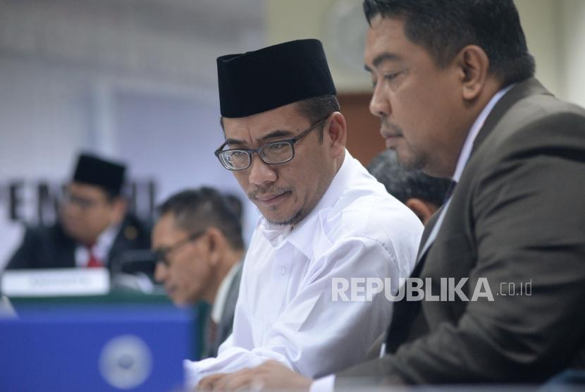 Ketua Umum Partai Bulan Bintang (PBB) Yusril Ihza Mahendra beserta pengurus partai meluapkan kegembiraan usai mengikuti sidang Adjudikasi penyelesaian sengketa proses pemilu dengan agenda pembacaan putusan di Kantor Bawaslu, Jakarta, Ahad (4/3).