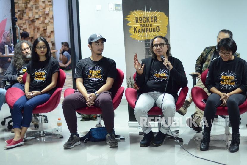Sutradara Uli Rahman memberikan penjelasan kepada wartawan pada Kick-off Film Rocker Balik Kampung, di Gedung Creative Hub, Kota Bandung, Rabu (7/3).