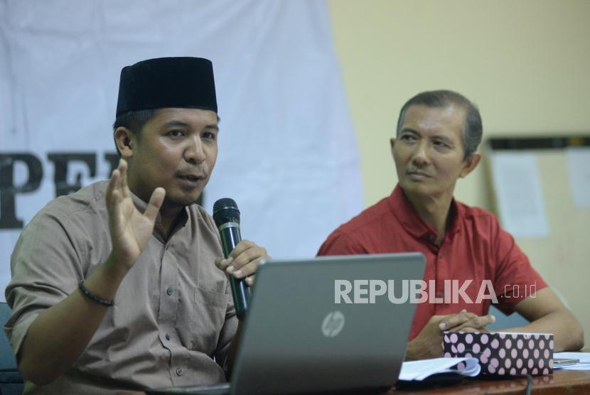 Wakil Sekjen Federasi Serikat Guru Indonesia (FSGI) Satriwan Salim (kiri) didampingi Sekjen FSGI Heru Purnomo memberikan keterangan catatan akhir tahun pedididkan 2017 di Gedung LBH Jakarta, Senin (26/12).(Republika/Prayogi)