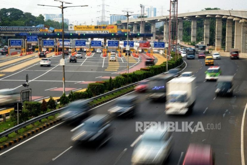 Sejumlah kendaraan melintasi gerbang tol Cililitan, Jakarta, Selasa (31/10).