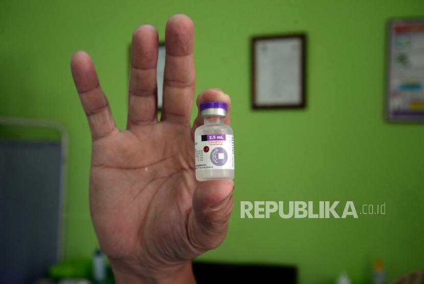 Petugas memperlihatkan vaksin Pentabio untuk pencegahan penyakit difteri di Puskesmas Cimanggis, Depok, Jawa Barat, Selasa (5/12).