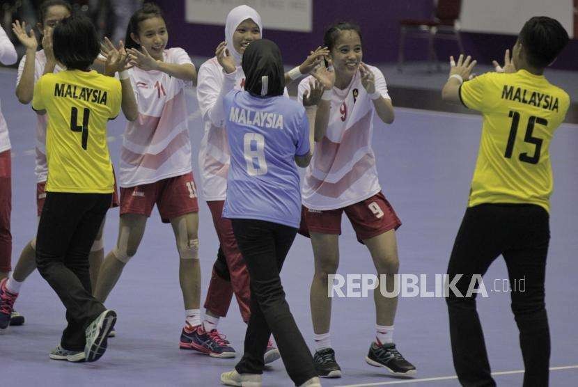 Pemain bola tangan Indonesia menyalami para pemain Malaysia usai menangi pertandingan di babak penyisihan group B   Asian Games 2018, di GOR POPKI, Cibubur, Jakarta, Selasa (14/8).