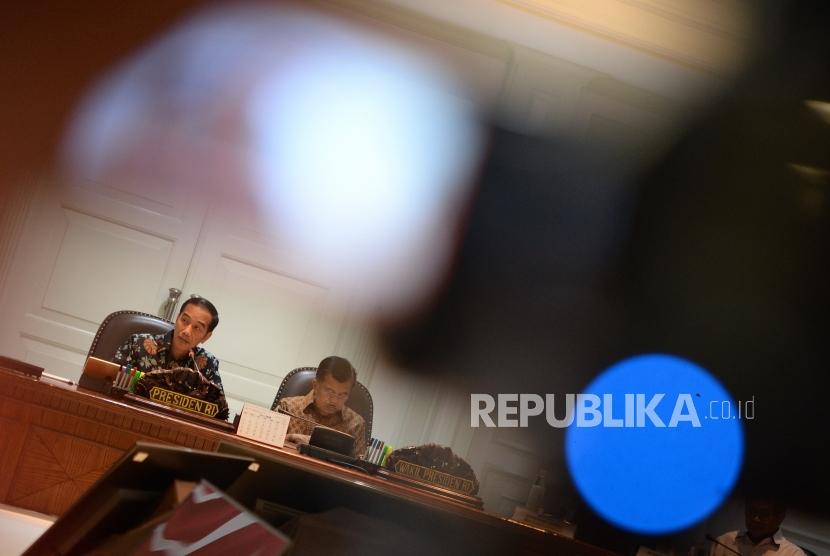 Presiden Joko Widodo bersama Wapres Jusuf Kalla memimpin Rapat Pleno Komite Nasional Keuangan Syariah (KNKS) di Kantor Kepresidenan, Jakarta, Senin (5/2).