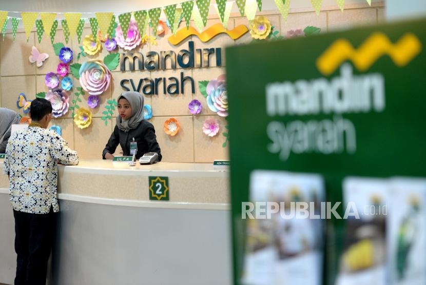 Peningkatan DPK. Petugas melayani nasabah di Bank Syariah Mandiri cabang Thamrin, Jakarta, Kamis (9/11).