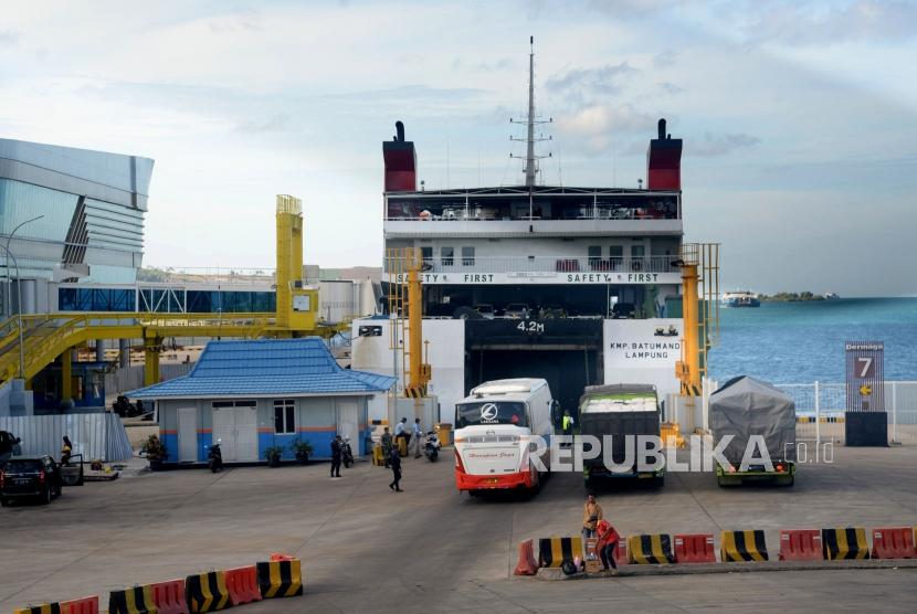 Kendaraan memasuki kapal untuk menyeberang di Pelabuhan Bakauheni, Lampung (ilustrasi)