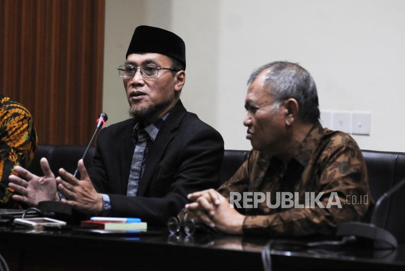 Mantan Ketua KPK M. Jasin bersama Ketua KPK Agus Rahardjo (dari kiri) memberikan pernyataan saat konferensi pers di Gedung KPK, Jakarta, Selasa (5/6).