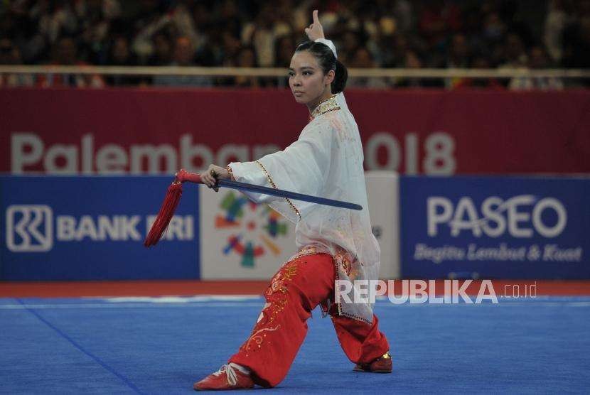 Atlet wushu Indonesia Lindswell Kwok beraksi di cabang wushu nomor taijijian Asian Games 2018 di Kemayoran, Jakarta, Senin (20/8).
