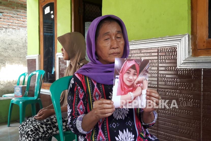 Warsem, menunjukkan foto anaknya, Nurhidayati, di rumahnya di Desa Kenanga, Kecamatan Sindang, Kabupaten Indramayu, Kamis (3/1).