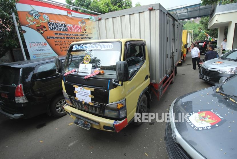 Puluhan truk berisi logistik Bahan Kampaye (BK) dan Alat Peraga Kampanye (APK) Pilgub Jawa Barat 2018 diparkir di halaman Komisi Pemilihan Umum (KPU) Jawa Barat, Jalan Garut, Kota Bandung, Rabu (28/2).