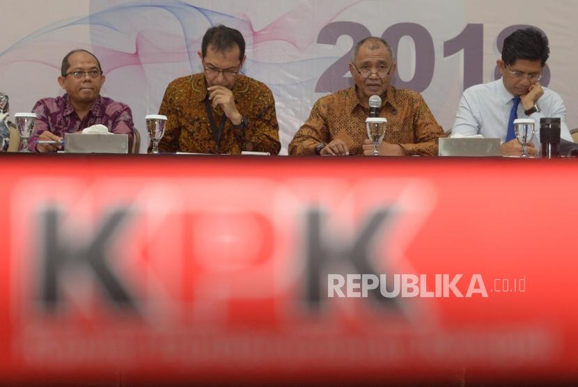 Ketua KPK, Agus Raharjo(kedua kanan), Wakil Ketua KPK, Saut Situmorang(kedua kiri) dan  Laode M Syarif ( kanan) beserta pimpinan KPK memberikan keterangan pers terkait  kinerja KPK selama tahun 2018 di KPK, Jakarta, Rabu (19/12).