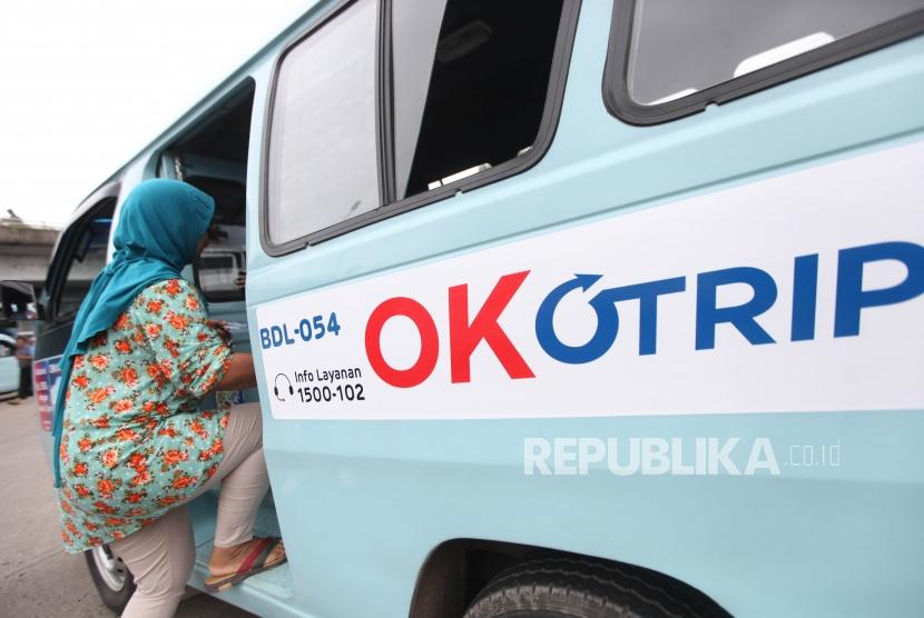Penumpang menaiki Angkotan Kota (Angkot) yang menggunakan kartu OK Otrip di Terminal Kampung Melayu, Jakarta, Jumat (19/1).