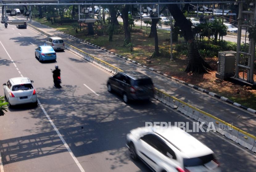Penambahan Kamera Tilang Elektronik.Kendaraan melintasi Kamera pengawas atau Closed Circuit Television (CCTV) terpasang di kawasan Jalan Medan Merdeka Barat, Jakarta Pusat, Senin (1/7).