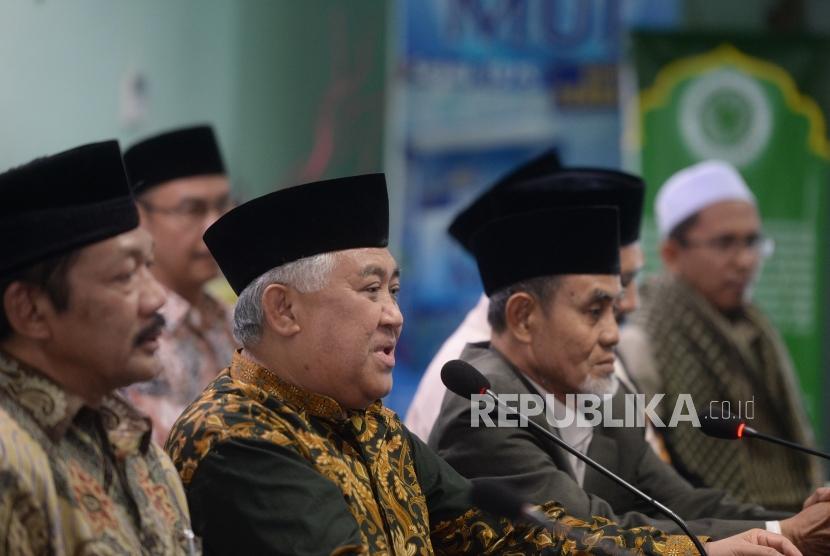 Menuntut Kejelasan Kasus Uighur. Ketua Dewan Pertimbangan MUI, Din Syamsuddin (kedua kiri) memimpin Rapat Pleno ke-33 Dewan Pertimbangan MUI di Jakarta, Rabu (26/12).