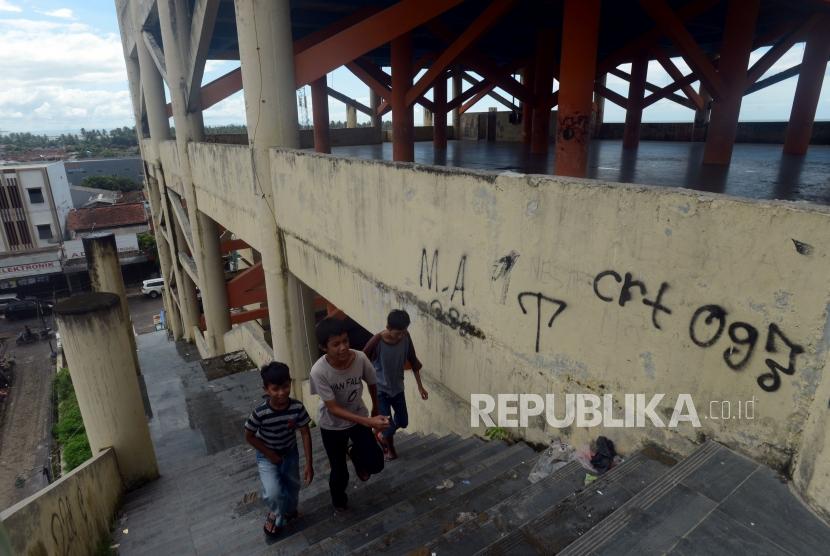 Warga melintasi tangga bangunan shelter tsunami Labuan, Pandeglang, Banten, Sabtu (29/12).