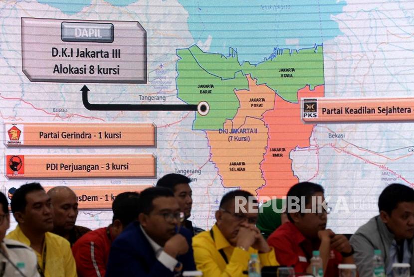 Perwakilan partai politik menyimak paparan perolehan suara saat Rapat Pleno Terbuka Penetapan Kursi dan Calon Terpilih Anggota DPR dan DPD Pemilu 2019 di Jakarta, Sabtu (31/8).