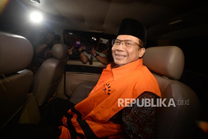 Wakil Ketua DPR RI, Taufik Kurniawan menggunakan rompi orange usai  menjalani pemeriksaan di Komisi Pemberantasan Korupsi (KPK), Jakarta, Jumat (11/2).