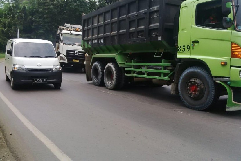 Dump truck atau tonase di jalur Arteri Purwakarta-Bandung