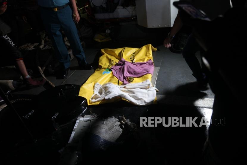 Kantong jenazah korban dan puing-puing pesawat Lion Air JT 610 yang jatuh di Perairan Karawang yang ditemukan di Kapal Angkatan Laut Sikuda, Tanjung Priok, Jakarta, Selasa (30/10).